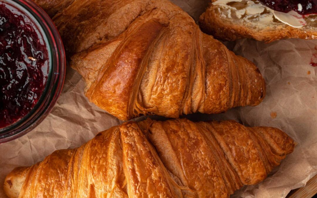 Geheimnisse für perfekt blätterige, buttrige Croissants – jedes Mal
